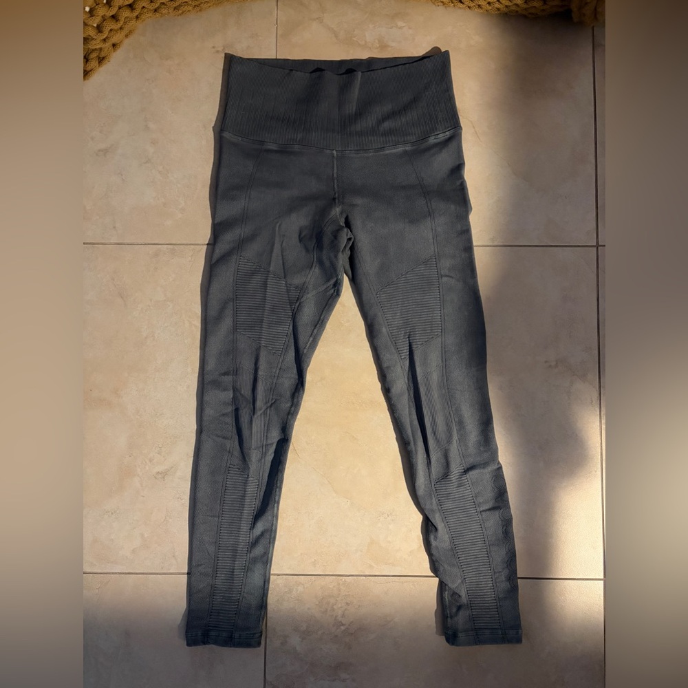 avocado High-Waist Textured Leggings in olive green